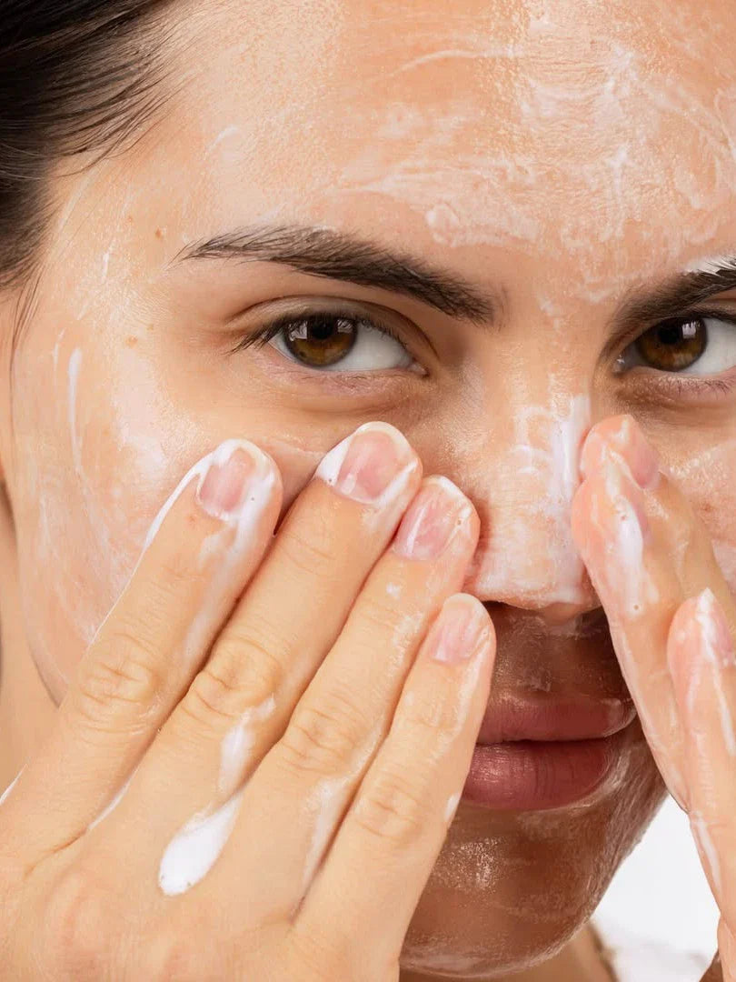 غسول ومقشر خفيف للبشرة 207ml Facial Wash