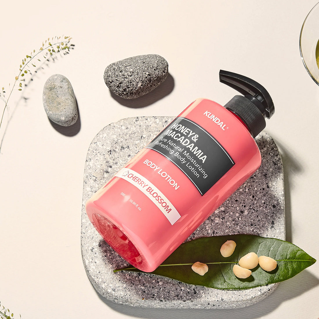 HONEY & MACADAMIA PURE BODY LOTION CHERRY BLOSSOM 500ml - لوشن جسم بالعسل والمكاديميا – زهر الكرز 500 مل